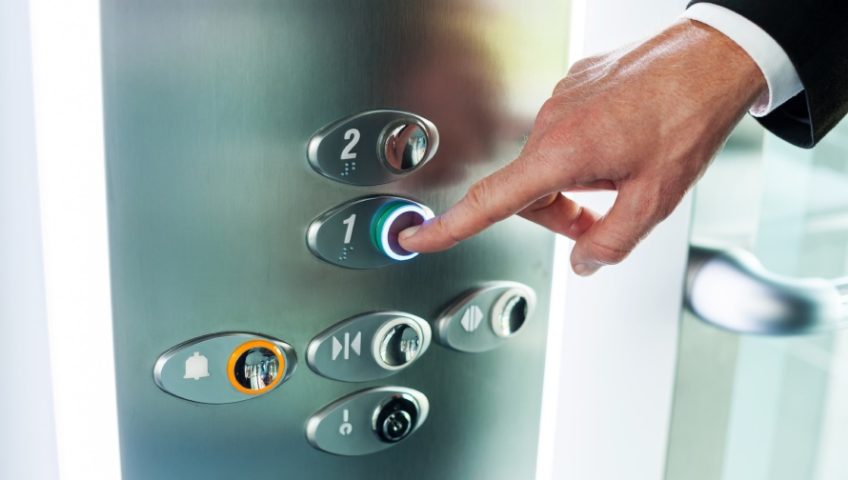 Medidas de seguridad para utilizar los ascensores de pasajeros en Panamá.